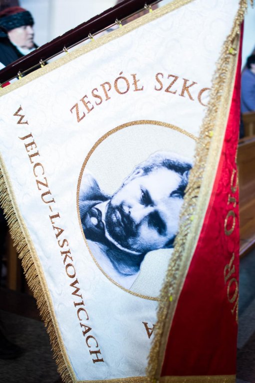 Miniaturka — 2022/2023 - Uroczystość poświęcenia nowego sztandaru Zespołu Szkół im. Jana Kasprowicza w Jelczu-Laskowicach z okazji Jubileuszu 70-lecia Szkoły