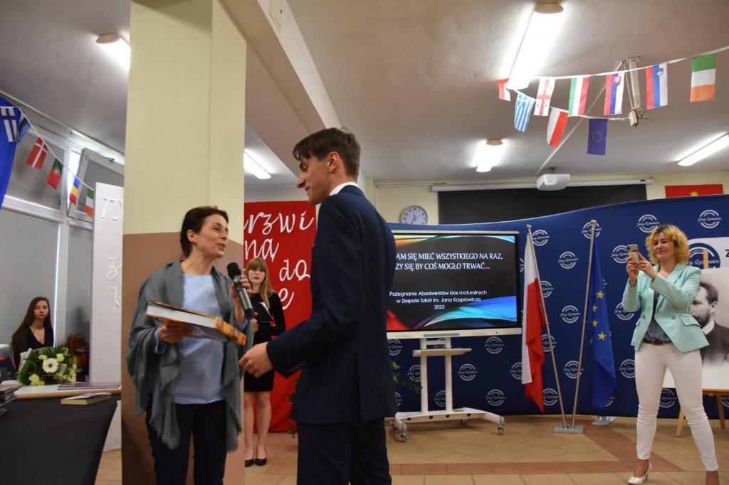 Miniaturka — 2021/2022 - Świadectwa ukończenia Szkoły odebrane, czas na egzamin dojrzałości!